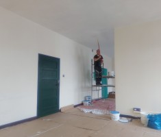 Powiększ zdjęcie Uczeń podczas malowania sufitu