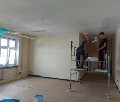 Powiększ zdjęcie Uczniowie podczas malowania sufitu