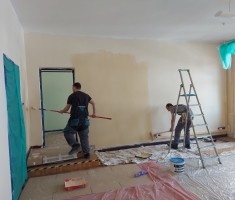 Powiększ zdjęcie Uczniowie podczas malowania ścian