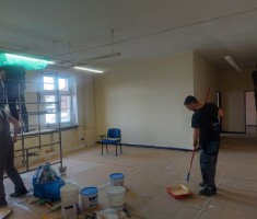 Powiększ zdjęcie Uczniowie podczas prac remontowych