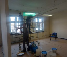 Powiększ zdjęcie Uczniowie podczas prac remontowych