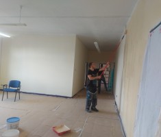 Powiększ zdjęcie Uczniowie podczas malowania ścian