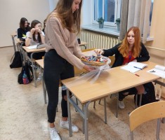 Powiększ zdjęcie Słodki poczęstunek w jednej z klas