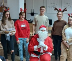 Powiększ zdjęcie Mikołaj w towarzystwie reniferów