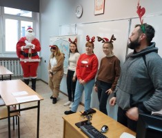 Powiększ zdjęcie Mikołajkowa wizyta na lekcji j.polskiego