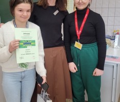 Powiększ zdjęcie Laureatki z Panią dyrektor