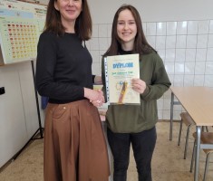 Powiększ zdjęcie Dzień Bezpiecznego Internetu: wręczenie dyplomów przez Panią dyrektor