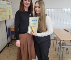 Powiększ zdjęcie Dzień Bezpiecznego Internetu: wręczenie dyplomów przez Panią dyrektor