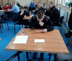 Powiększ zdjęcie Przemek zapoznaje się z pytaniami wylosowanego zestawu