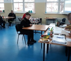 Powiększ zdjęcie Przemek w czasie odpowiedzi przed komisją