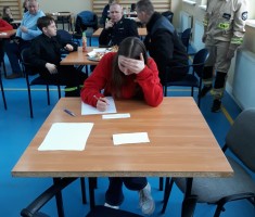 Powiększ zdjęcie Milena prygotowuje się do odpowiedzi ustnej