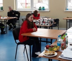 Powiększ zdjęcie Milena w trakcie odpowiedzi na pytania z wylosowanego zestawu