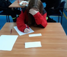 Powiększ zdjęcie Nikola przygotowuje się do odpowiedzi ustnej