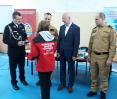 Powiększ zdjęcie Nikola odbiera gratulacje od organizatorów turnieju