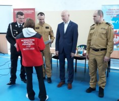 Powiększ zdjęcie Nikola odbiera pamiątkowy dyplom