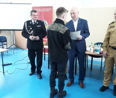 Powiększ zdjęcie Przemek odbiera pamiatkowy dyplom z rąk Starosty zgorzeleckiego