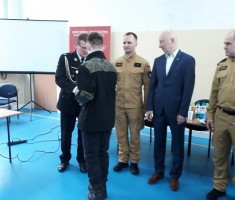 Powiększ zdjęcie Przemek odbiera nagrodę rzeczową z rąk organizatorów