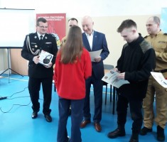 Powiększ zdjęcie Milena - Mistrzyni Powiatu odbiera nalezne Jej gratulacje z rąk organizatorów