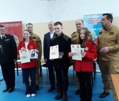 Powiększ zdjęcie Najlepsza trójka spośród uczestników reprezentujących szkoły ponadpodstawowe wraz z organizatorami