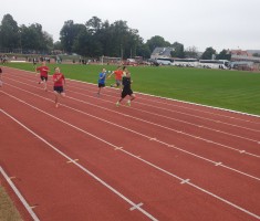 Powiększ zdjęcie Kolejni zawodnicy walczą na bieżni podczas biegu sprinterskiego