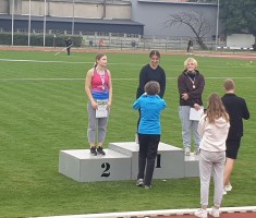 Powiększ zdjęcie Mgr Jolanta Wdowska dekoruje najlepsze kulomiotki zawodów