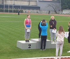 Powiększ zdjęcie Złoty medal za pchnięcie kulą odbiera reprezentantka Naszej szkoły - Kornelia Kondycka