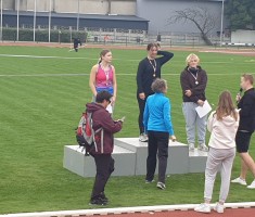 Powiększ zdjęcie Medal na szyi Kornelii już jest. Teraz oczekiwanie na pamiątkowy dyplom