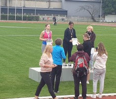 Powiększ zdjęcie Najlepsza kulomiotka zawodów odbiera pamiątkowy dyplom