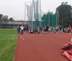 Powiększ zdjęcie Zawodnik kończy przeskok podczas rzutu oszczepem