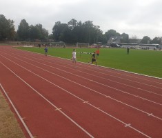 Powiększ zdjęcie Przy dłuższych dystansach odstępy między zawodnikami przed metą są znacznie wększe niż przy sprintach  