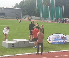 Powiększ zdjęcie Początek dekoracji najlepszych oszczepników zawodów - na 3 stopniu podium Kapcer Aleksandrowicz