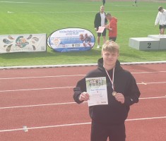 Powiększ zdjęcie Kacper Aleksandrowicz z pamiątkowym dyplomem i brązowym medalem za konkurencję rzutu oszczepem