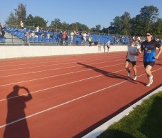 Powiększ zdjęcie Oliwer daje z siebie wszystko na ostatnich metrach swojego biegu na 1500m
