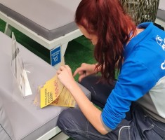 Powiększ zdjęcie Uczennica podczas praktyk na dziale ogrodniczym