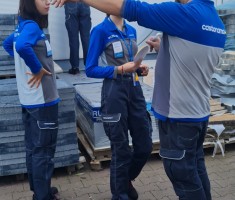 Powiększ zdjęcie Kierownik działu ogrodniczego instruuje uczennice