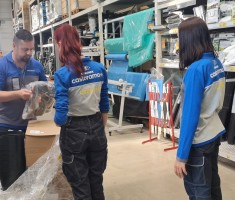 Powiększ zdjęcie Kierownik działu ogrodniczego przekazuje informacje uczennicom