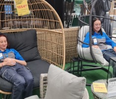 Powiększ zdjęcie Chwila relaksu w fotelach w stylu kokon 