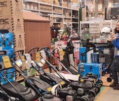 Powiększ zdjęcie Uczennice podczas praktyk na dziale ogrodniczym przy kosiarkach 