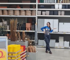 Powiększ zdjęcie Uczennica podczas praktyk na dziale ogrodniczym