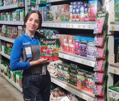 Powiększ zdjęcie Uczennica podczas praktyk na dziale ogrodniczym