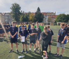 Powiększ zdjęcie Dekoracja brązowymi medalami sztafety chłopców przez organizatorów