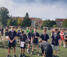 Powiększ zdjęcie Wszyscy startujący w sztafecie już z wywalczonymi medalami zawieszonymi na szyjach