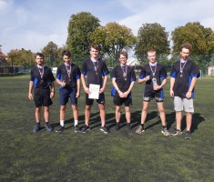 Powiększ zdjęcie Brązowi medaliści mistrzostw w pełnym składzie z pamiątkowymi medalami i dyplomem