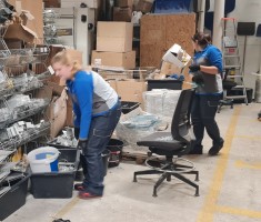 Powiększ zdjęcie Uczennice podczas realizacji zadań na dziale logistycznym