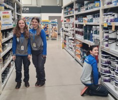 Powiększ zdjęcie Uczennice klasy patronackiej na dziale dekoracyjnym