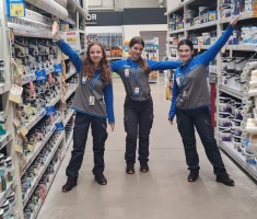 Powiększ zdjęcie Uczennice klasy patronackiej na dziale dekoracyjnym