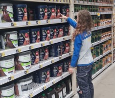 Powiększ zdjęcie Uczennica klasy patronackiej na dziale dekoracyjnym