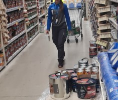 Powiększ zdjęcie Uczennica klasy patronackiej na dziale dekoracyjnym