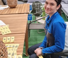 Powiększ zdjęcie Uczennica klasy patronackiej na dziale dekoracyjnym