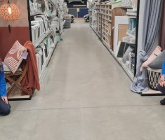 Powiększ zdjęcie Uczennice klasy patronackiej na dziale dekoracyjnym